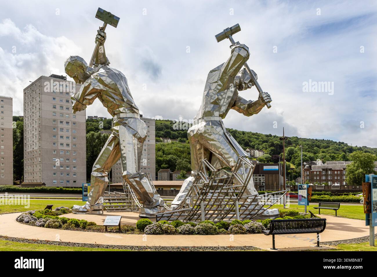 Statues en acier d'ouvriers de construction navale appelés les Skelpies, situées sur le bord du Firth of Clyde, Port Glasgow, Écosse, Royaume-Uni. Banque D'Images