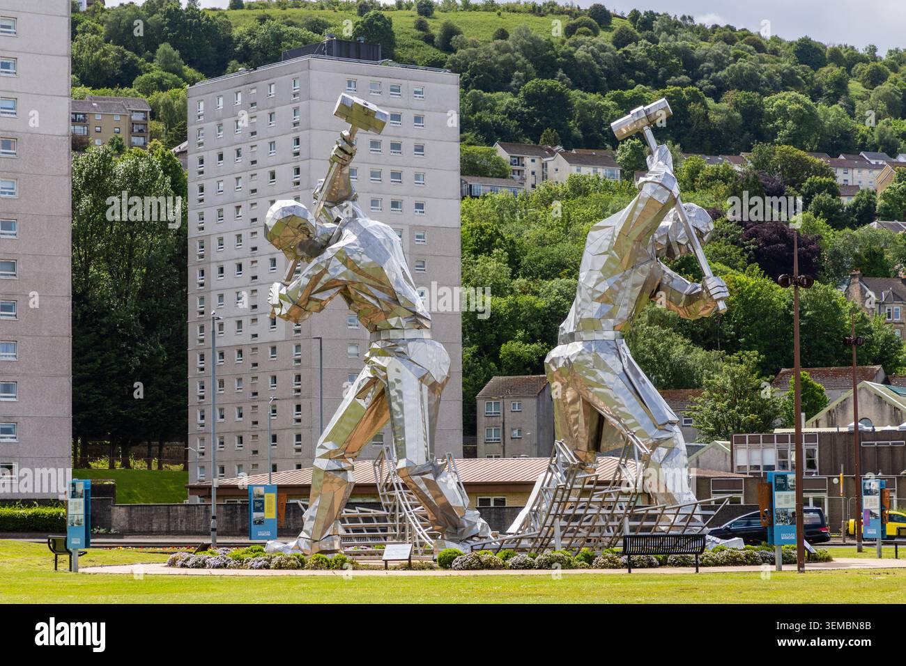Statues en acier d'ouvriers de construction navale appelés les Skelpies, situées sur le bord du Firth of Clyde, Port Glasgow, Écosse, Royaume-Uni. Banque D'Images