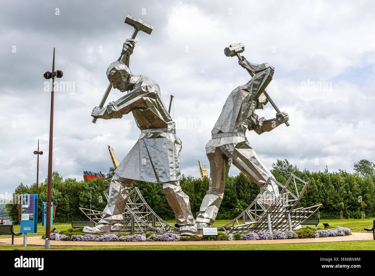 Statues en acier d'ouvriers de construction navale appelés les Skelpies, situées sur le bord du Firth of Clyde, Port Glasgow, Écosse, Royaume-Uni. Banque D'Images
