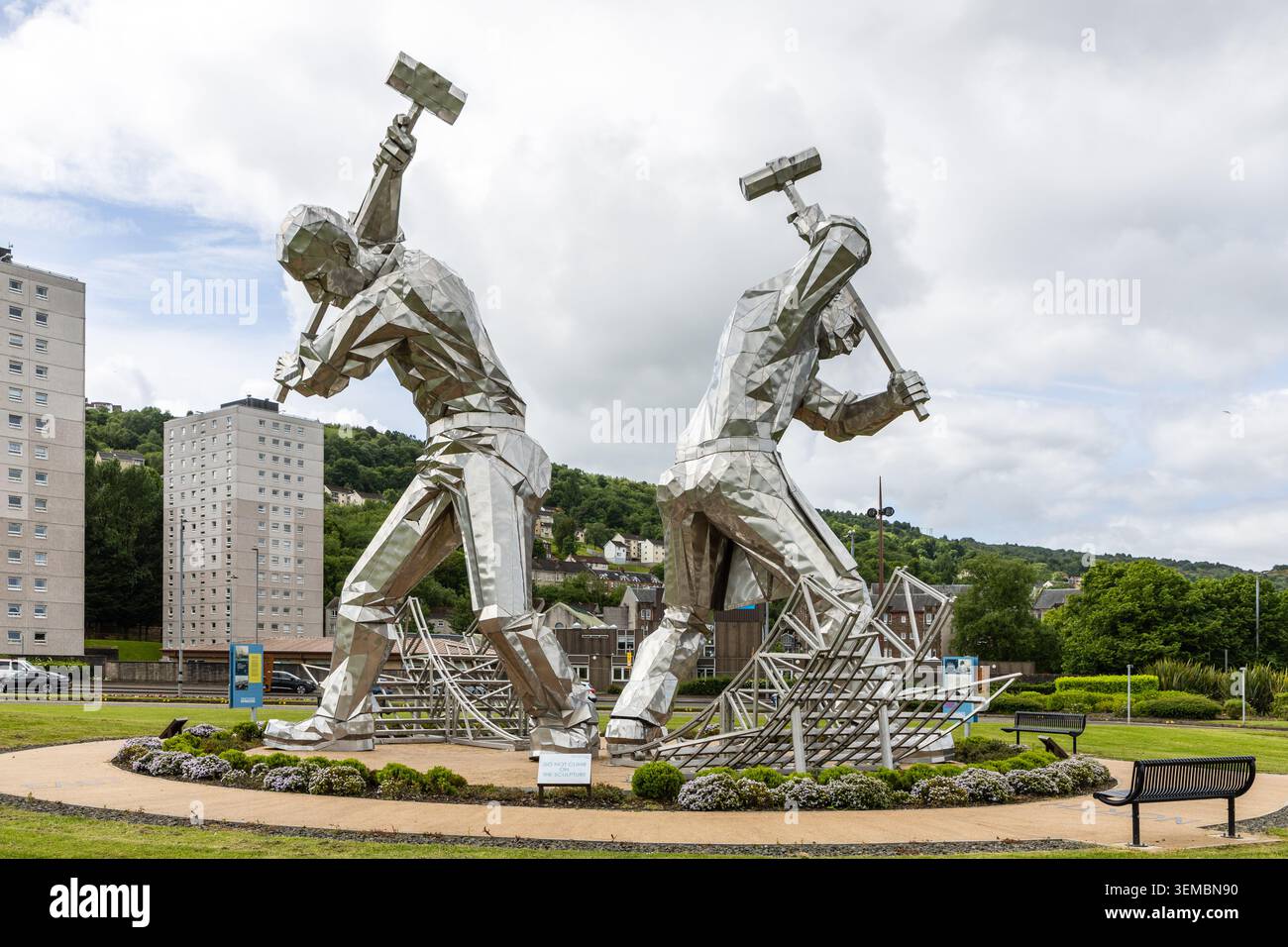 Statues en acier d'ouvriers de construction navale appelés les Skelpies, situées sur le bord du Firth of Clyde, Port Glasgow, Écosse, Royaume-Uni. Banque D'Images