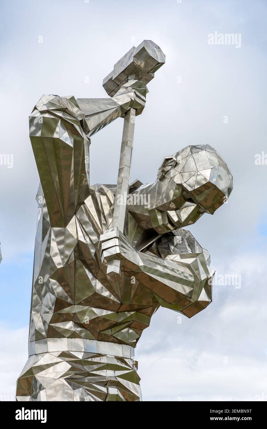 Statues en acier d'ouvriers de construction navale appelés les Skelpies, situées sur le bord du Firth of Clyde, Port Glasgow, Écosse, Royaume-Uni. Banque D'Images