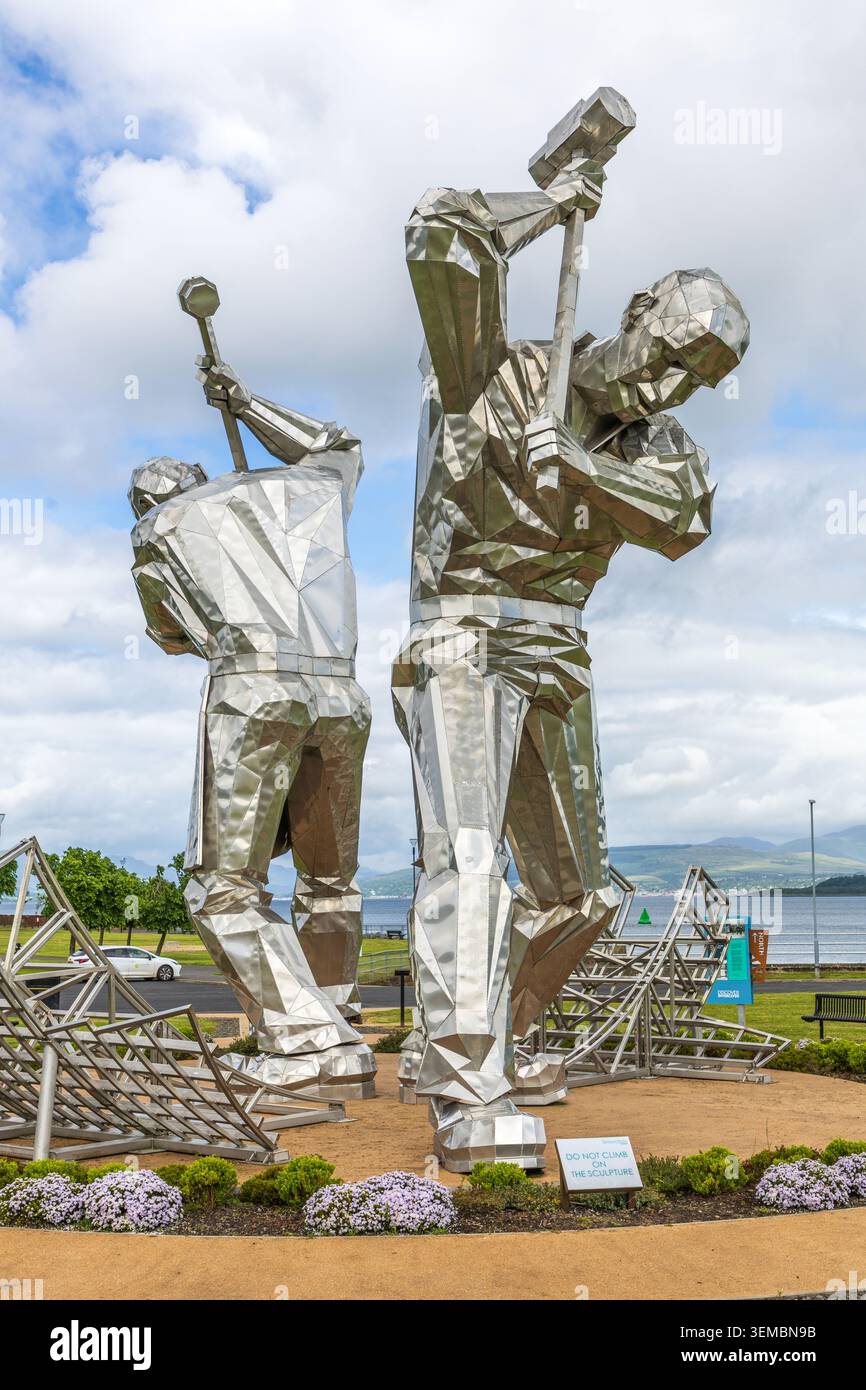 Statues en acier d'ouvriers de construction navale appelés les Skelpies, situées sur le bord du Firth of Clyde, Port Glasgow, Écosse, Royaume-Uni. Banque D'Images