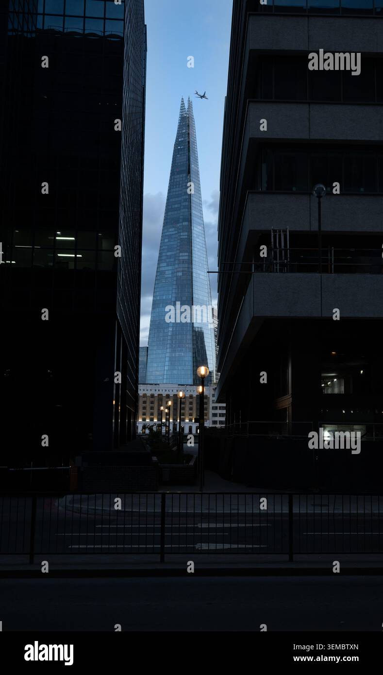Vue du Shard entre 2 bâtiments, Londres, Royaume-Uni Banque D'Images