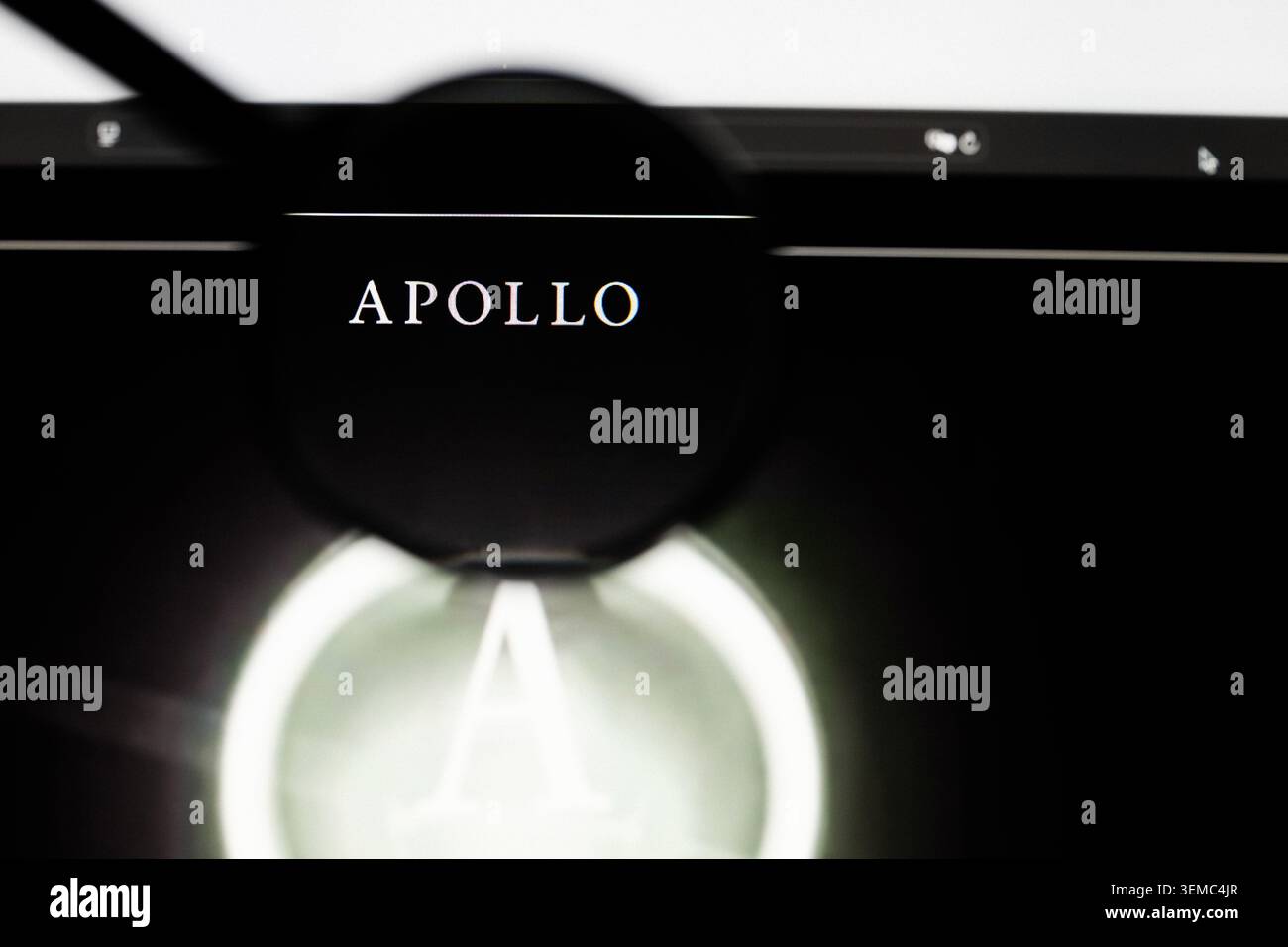 Milan, Italie 2026, 20 avril gros plan du site Apollo Global Management sur un écran d'ordinateur portable. Focus sur le logo Apollo Global Management sous un grand livre Banque D'Images