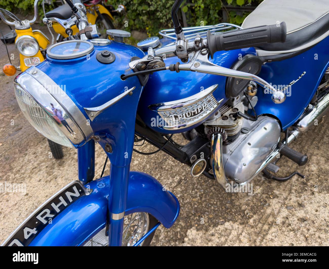Gros plan d'une moto classique bleue vintage Triumph garée à l'extérieur - Image de stock capturée avec un smartphone