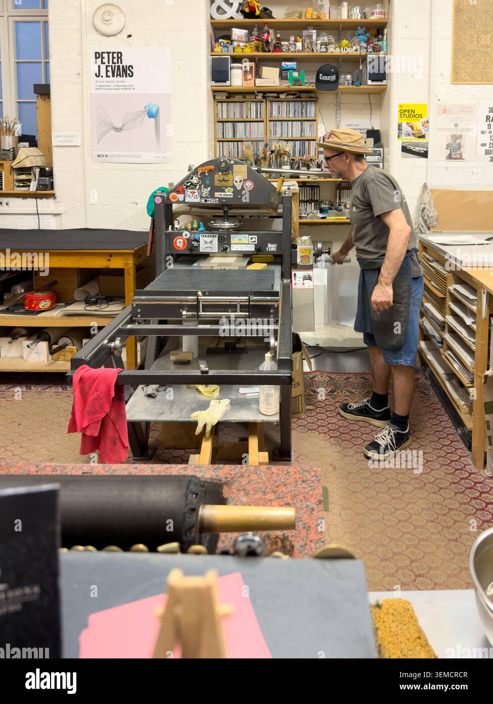 Artiste travaillant avec une presse à graver dans un atelier de studio de gravure Banque D'Images