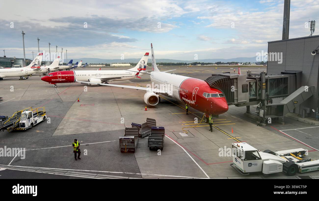 Avions Norwegian Air Shuttle garés aux portes de l'aéroport d'Oslo en Norvège Banque D'Images