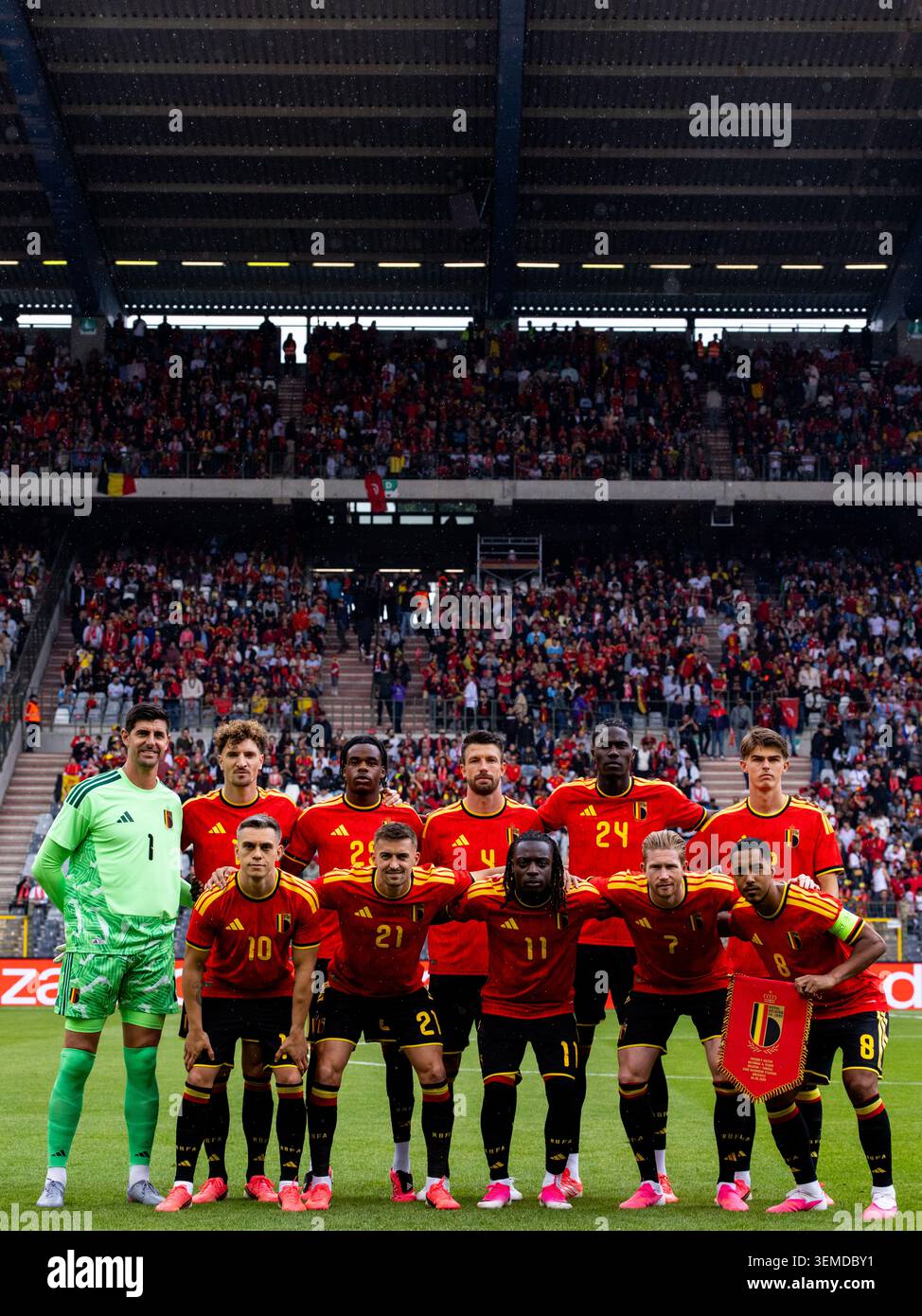 BRUXELLES, BELGIQUE - 6 JUIN : le 11e de Belgique avec le gardien de but belge Thibaut Courtois, Thomas Meunier de Belgique, Nathan Ngoy de Belgique, Brandon Mechele de Belgique, Amadou Onana de Belgique, Charles de Ketelaere de Belgique, Leandro Trossard de Belgique, Timothy Castagne de Belgique, Jeremy Doku de Belgique, Kevin de Bruyne de Belgique et Youri Tielemans de Belgique posent pour une photo d'équipe avant le match amical entre la Belgique au Baudouon, le 6 juin 2026. (Photo de René Nijhuis) Banque D'Images