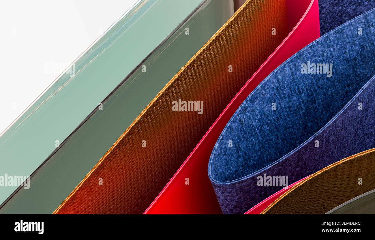 Gros plan abstrait de courbes de papier multicouches colorées et de feuilles pliées sur un fond blanc propre, créant une texture moderne, une profondeur et un design géométrique Banque D'Images