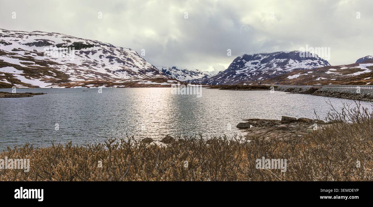 Ressources en eau protégées avec réservoir de montagne, hautes terres recouvertes de neige et stockage saisonnier de l'eau sur le plateau Haukeli en Norvège pour la durabilité a Banque D'Images