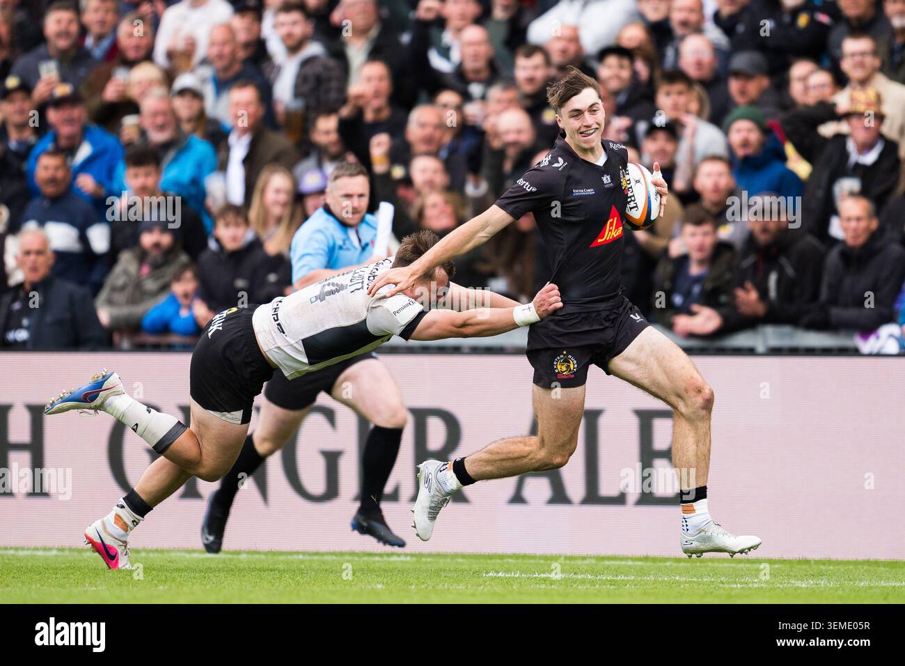 Sandy Park, Exeter, Angleterre, Royaume-Uni, 6 juin 2026. Campbell Ridl d'Exeter Chiefs est attaqué par Tobias Elliott lors du Gallagher PREM match Exeter Chiefs v Saracens (crédit : Luke Hastings/Alamy) crédit : Luke Hastings/Alamy Live News Banque D'Images
