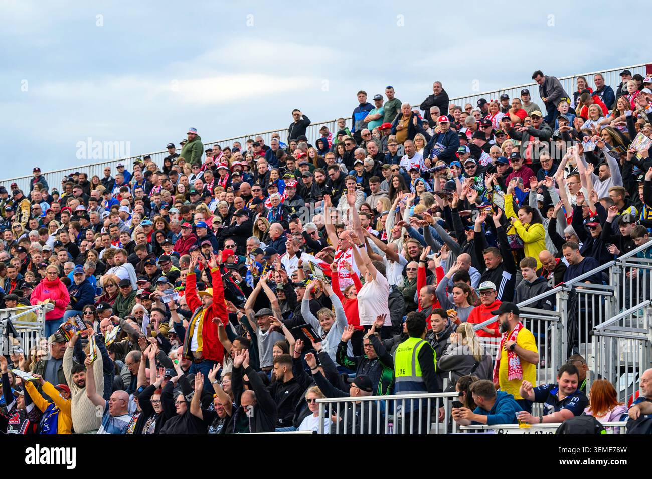 Les fans de l'est font la vague mexicaine lors de l'ATPI FIM Speedway GP de Manchester au National Speedway Stadium de Manchester le samedi 6 juin 2026. (Photo : Ian Charles | mi News) crédit : MI News & Sport /Alamy Live News Banque D'Images