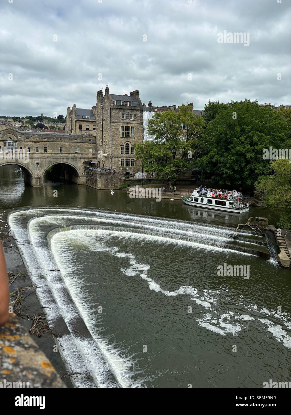 Pulteney Bridge et Pulteney Weir sur la rivière Avon à Bath, Somerset, Angleterre, Royaume-Uni. - Image de stock capturée avec un smartphone
