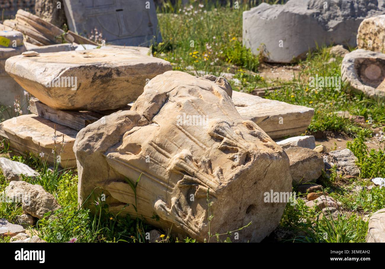 Fragment d'une ancienne colonne dans l'Acropole d'Athènes, Grèce Banque D'Images
