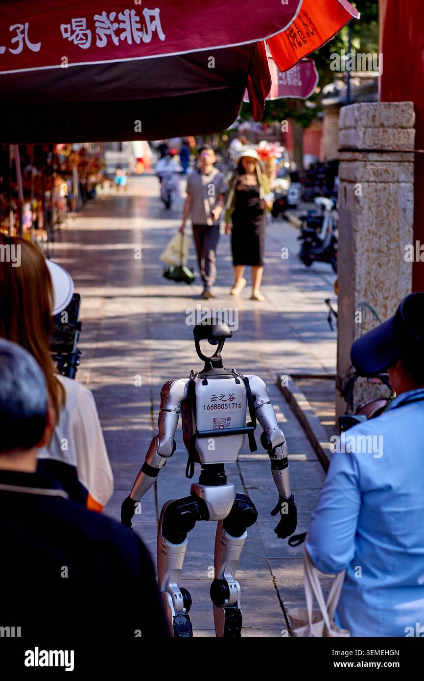 Robot humanoïde marchant dans les rues de Qufu en Chine - un Unitree G1 "agent humanoïde ai avatar" Banque D'Images