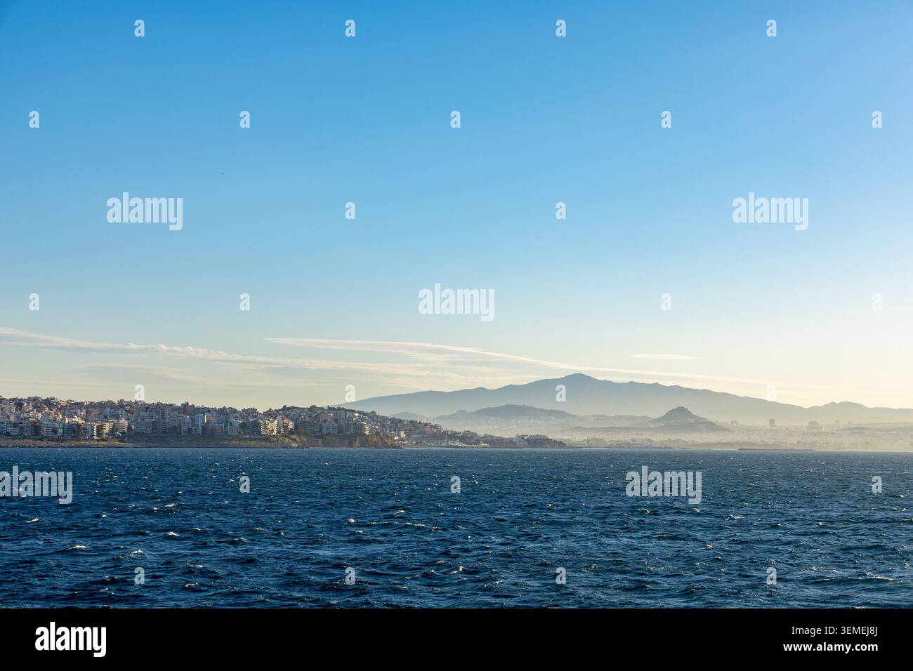 Vue à distance de la ville du Pirée depuis le port du Pirée en Grèce Banque D'Images