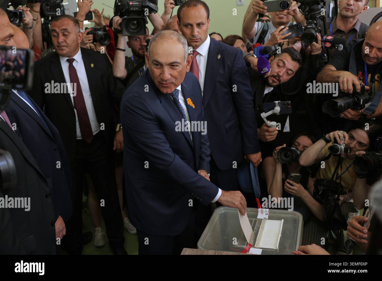 Armenian Prime Minister Nikol Pashinyan, center, casts his ballot at a polling station during the parliamentary election in Yerevan, Armenia, Sunday, June 7, 2026. (AP Photo/Anthony Pizzoferrato) Banque D'Images