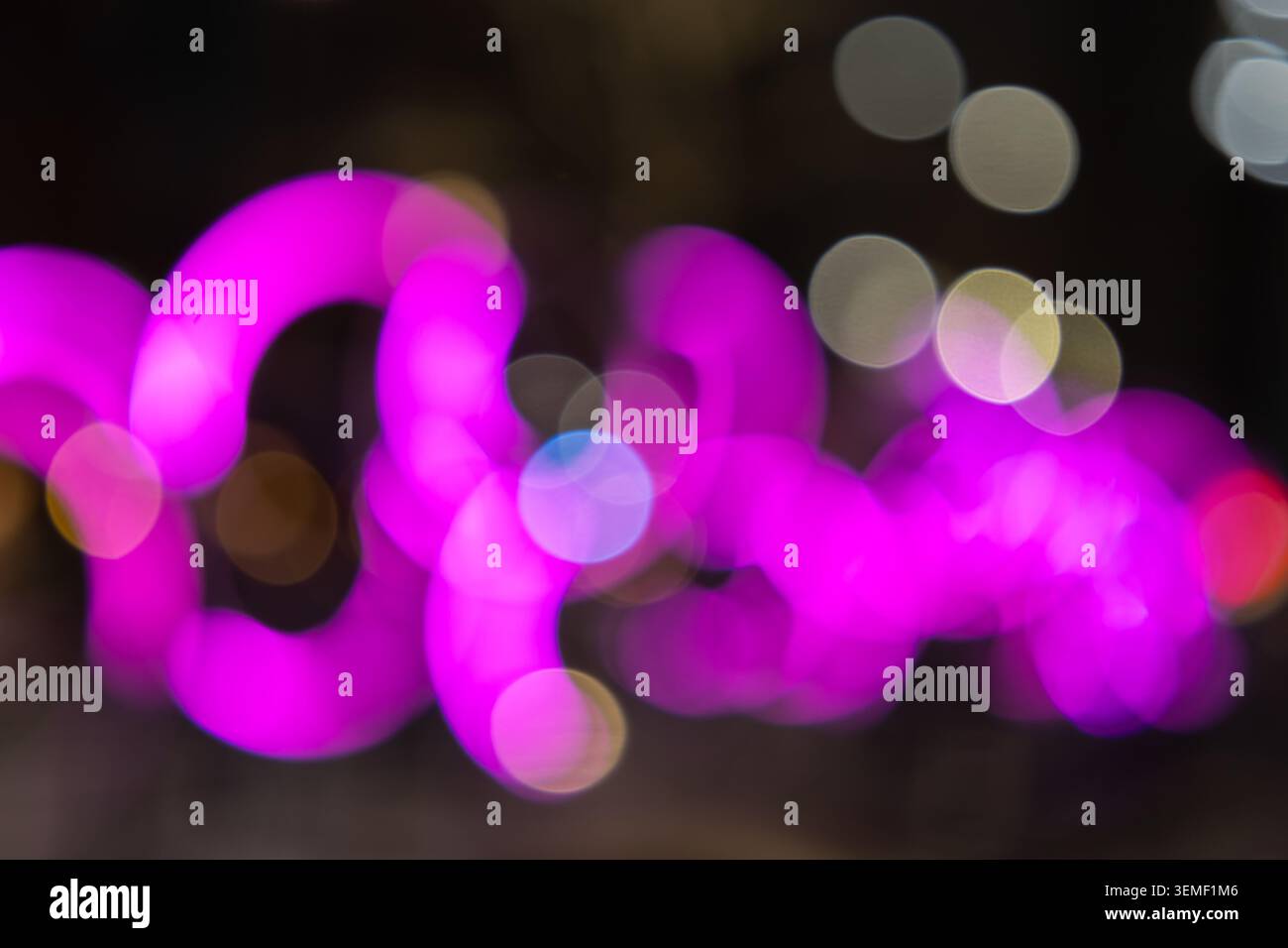 Lumières de néon rose floues abstraites dans la ville la nuit Banque D'Images