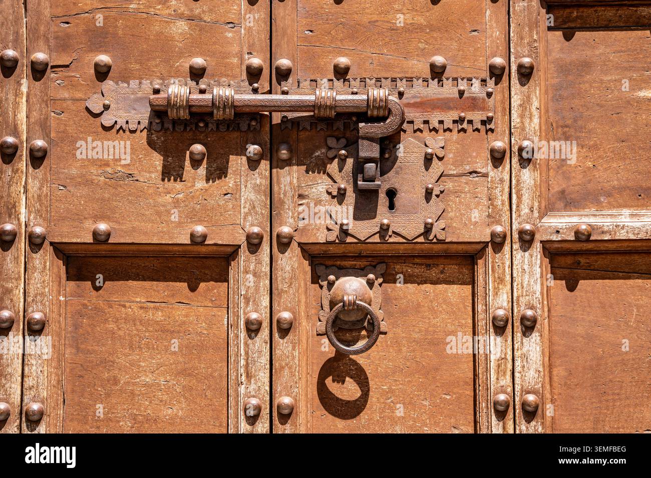 Pittoresque loquet en métal sur la porte du portail historique, détail de l'architecture médiévale dans la vieille ville, Gubbio, Ombrie, Italie Banque D'Images