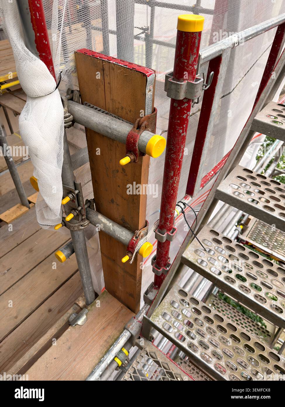 Détail d'escalier d'échafaudage avec renfort en bois serré et filet Banque D'Images