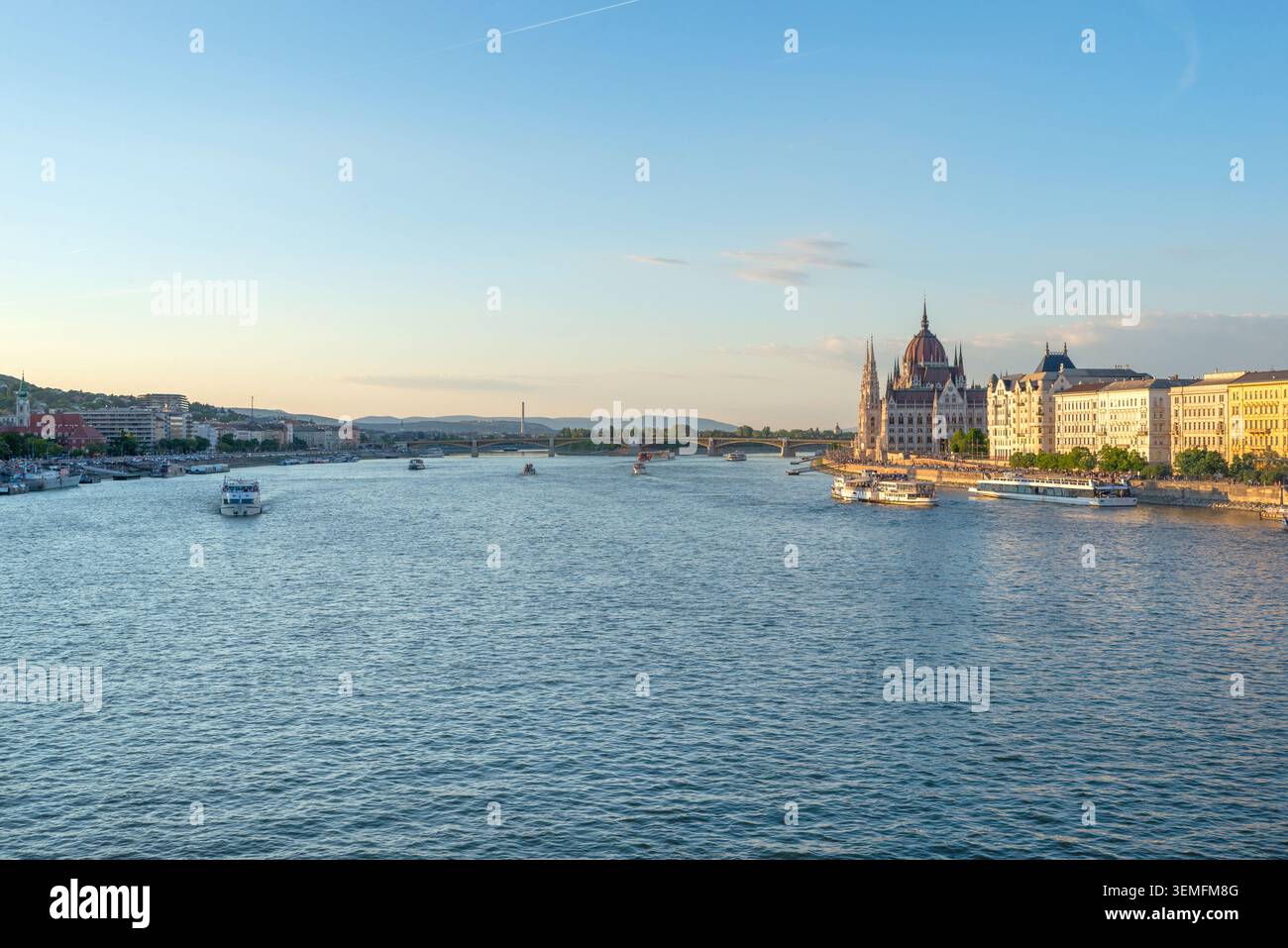 Budapest, Hongrie – 2 mai 2026 : panorama nocturne du Danube avec le bâtiment du Parlement hongrois le long du front de mer Banque D'Images