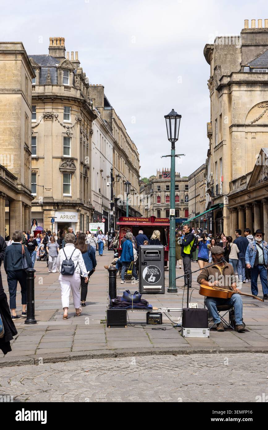Animateur de rue dans Stall Street Bath, y compris beaucoup de touristes, centre-ville de Bath, Somerset, Angleterre, Royaume-Uni. Un site classé au patrimoine mondial de l'UNESCO Banque D'Images