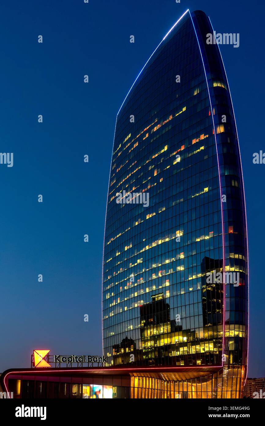 Port Baku Tower 2 (Chapman Taylor, 2023) avec façade en verre à LED illuminée la nuit, signalisation Kapital Bank visible à la base. Bakou, Azerbaïdjan. Banque D'Images