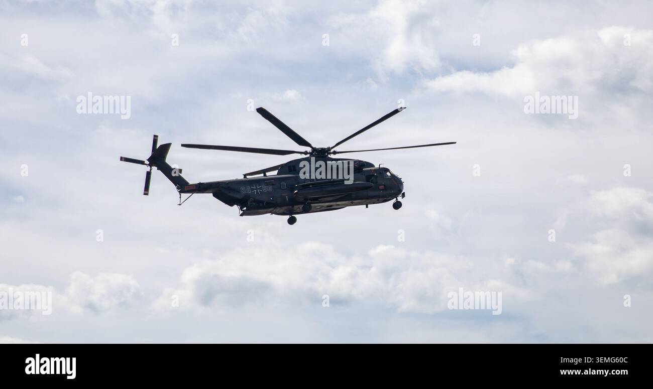Des membres de la Bundeswehr allemande font la démonstration de leur équipement lors de la manifestation Tag der Bundeswehr à Weiden, en Allemagne, le 6 juin 2026. Soldats du 7e bras Banque D'Images
