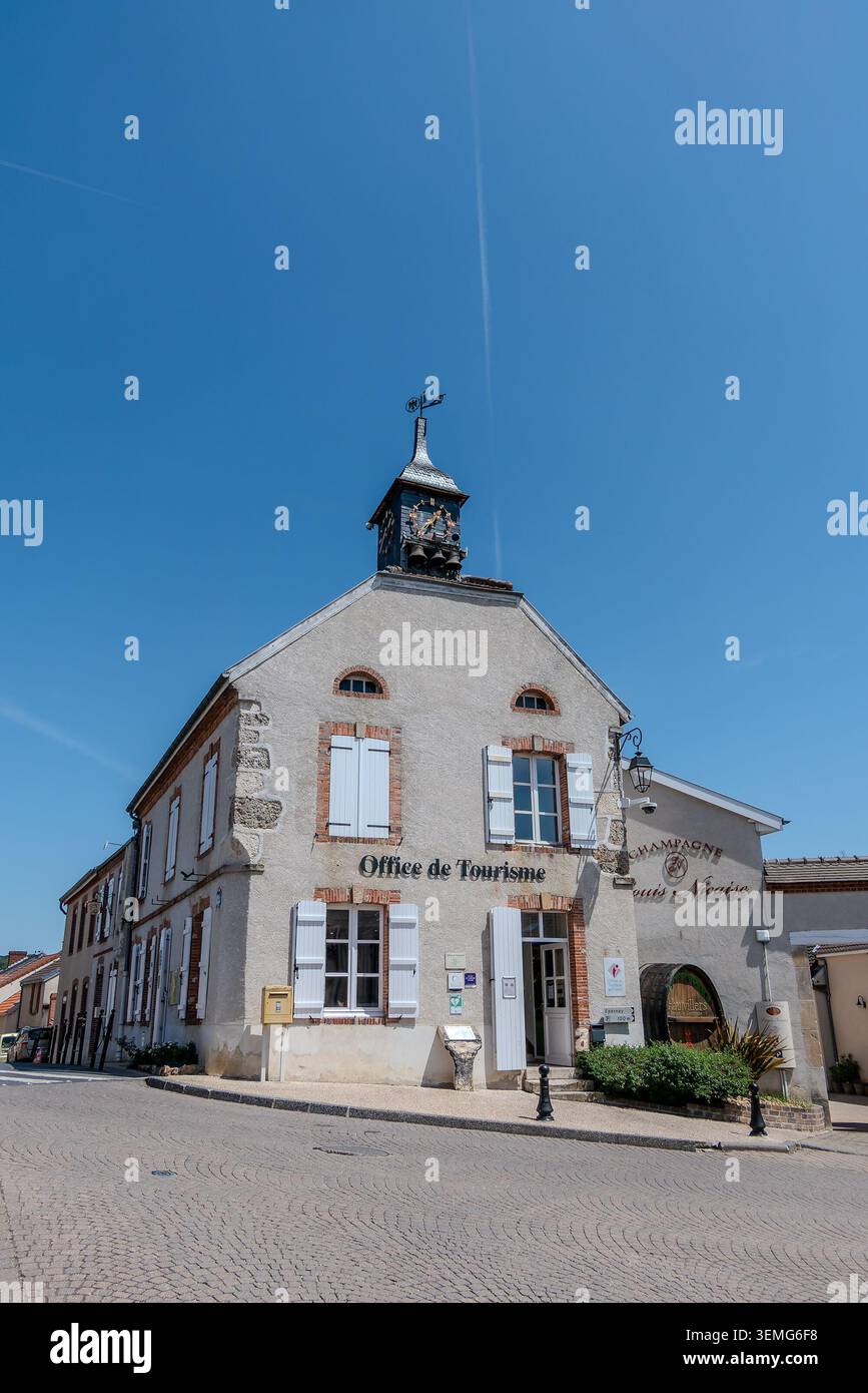 Hautvillers, France, 25 mai 2026. Un bel immeuble traditionnel en pierre abritant l'office de tourisme dans le village historique de Hautvillers Champagne Banque D'Images