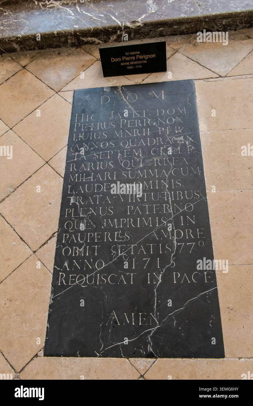 Hautvillers, France, 25 mai 2026. Plan plein angle de la pierre tombale en marbre noir du moine Dom Pierre Pérignon avec inscription latine sur la pierre Banque D'Images