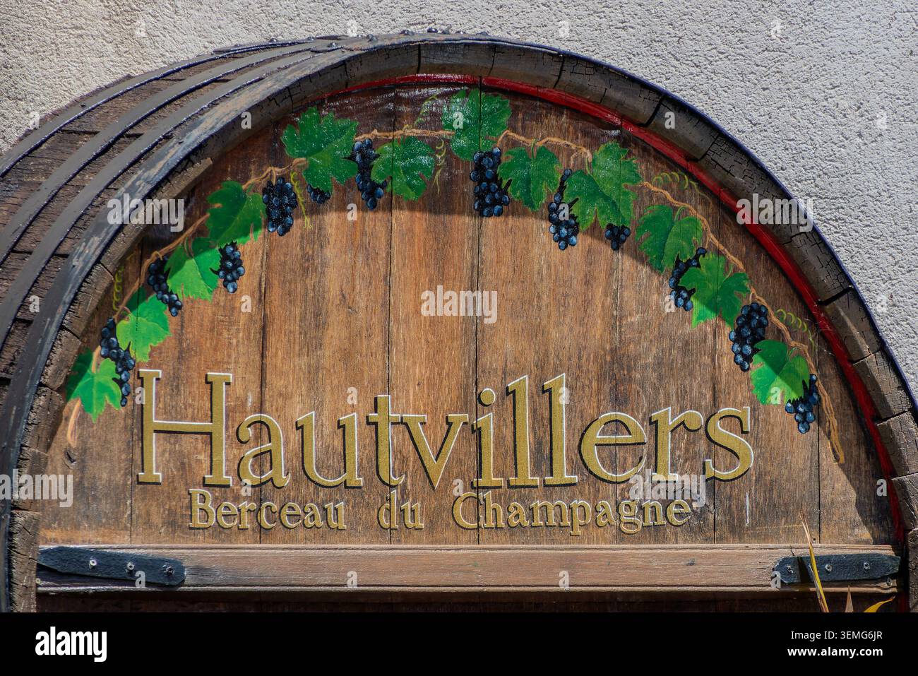 Hautvillers, France, 25 mai 2026. Une tête de tonneau de vin décorative en bois sert de signe de bienvenue pour le village historique de Hautvillers en France. Banque D'Images