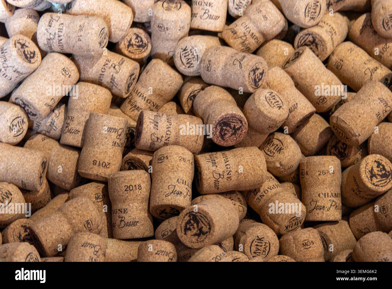 Hautvillers, France, 25 mai 2026. Macro-plan à grand angle montrant un tas dense de bouchons en liège aggloméré usagés et authentiques pour le vin mousseux Banque D'Images