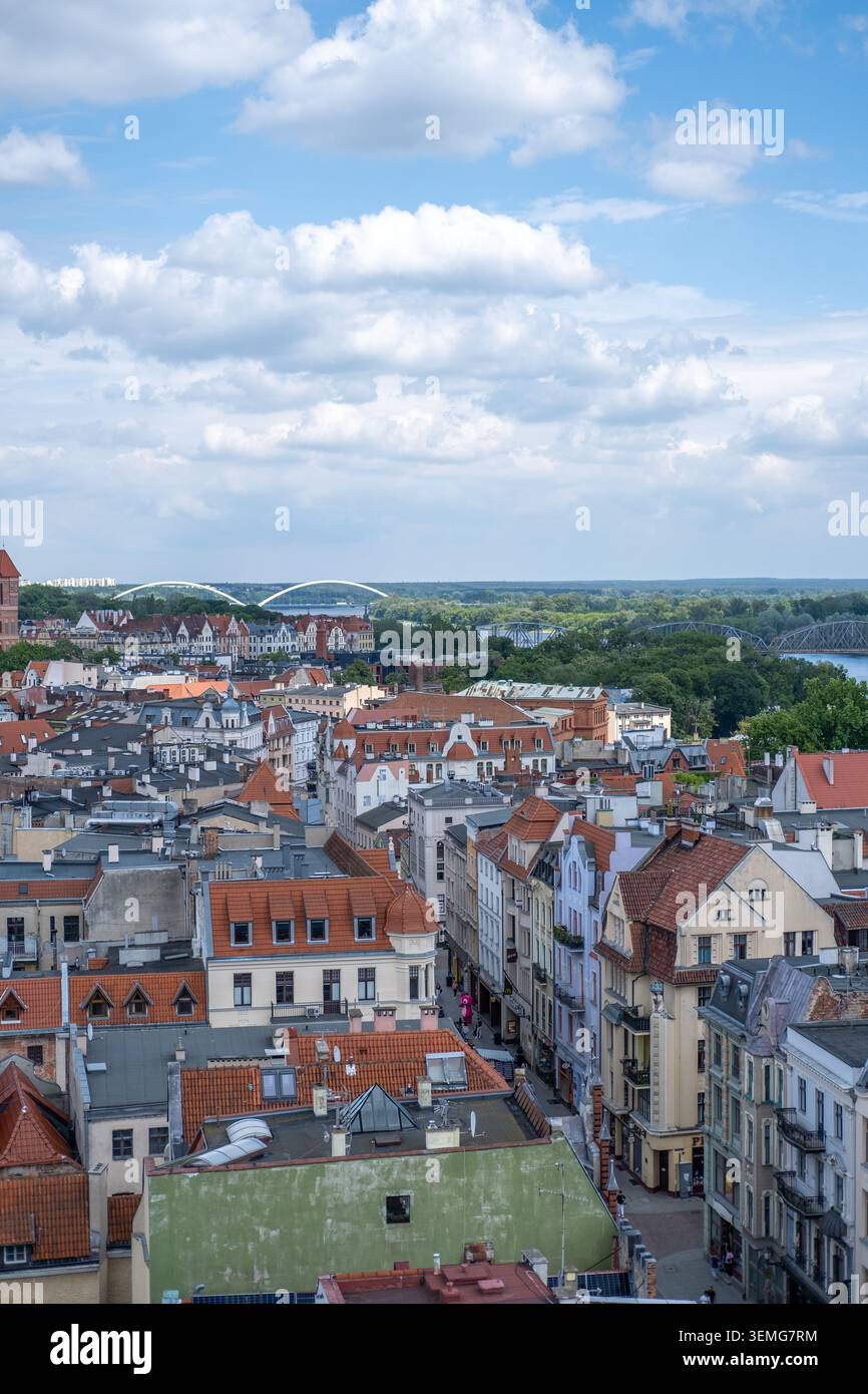 Les bâtiments historiques denses de la ville se trouvent sous une large rivière enjambée par de longs ponts en acier. Banque D'Images