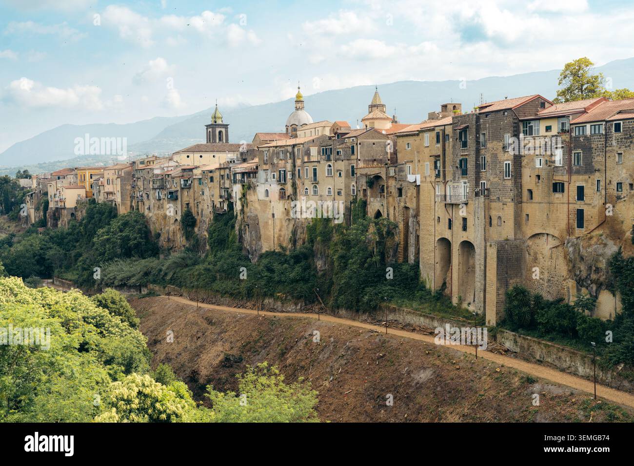Pittoresque village médiéval de Sant Agata de Goti perché sur des falaises de tuf dans le sud de l'Italie Banque D'Images