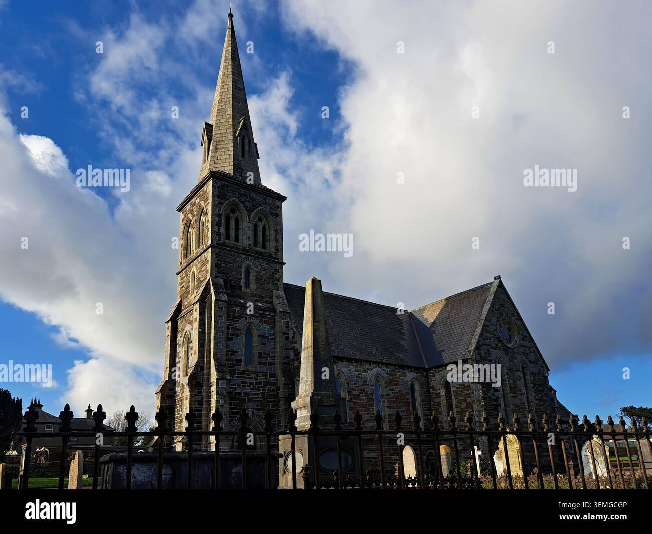 Protestant Christ Church à Tramore est conçu dans un style gothique anglais précoce. Il est une petite église cruciforme attrayante avec de petites fenêtres roses en e. - Image de stock capturée avec un smartphone