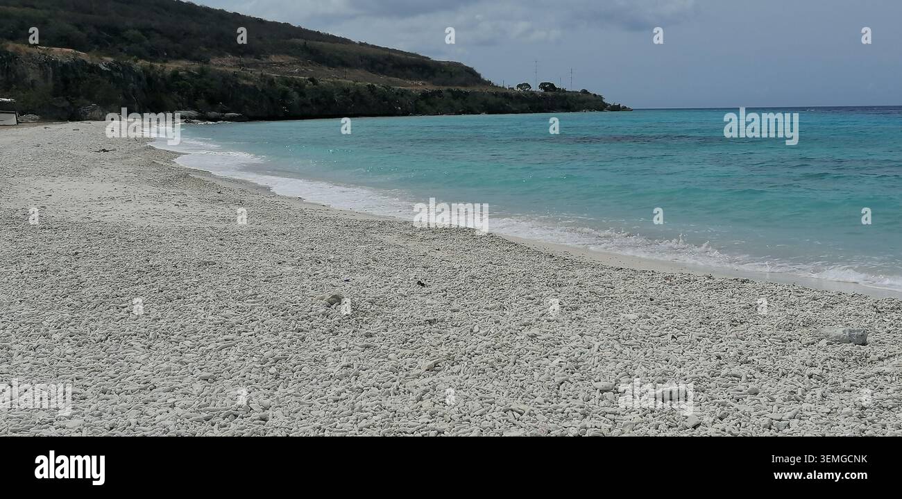 Eaux turquoise des Caraïbes, falaises de corail et plages tropicales à Knipbaai, Porto mari, Vaersenbaai, Coral Cliff et Caracasbaai, Curaçao - Image de stock capturée avec un smartphone