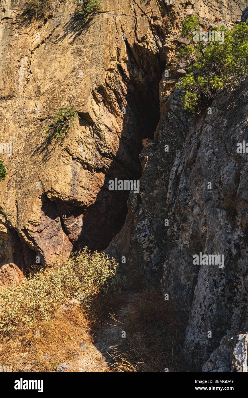 paysage avec chemin de terre menant entre les rochers Banque D'Images
