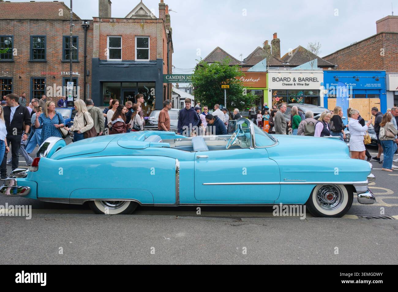 Chislehurst, Kent, Royaume-Uni. 7 juin 2026. Le quatrième Chislehurst Motor Show annuel, sponsorisé par Ancaster, a lieu sur Chislehurst High Street et Common. Sur la photo : vintage bleu des années 1950 Cadillac Eldorado cabriolet voiture américaine classique. Banque D'Images
