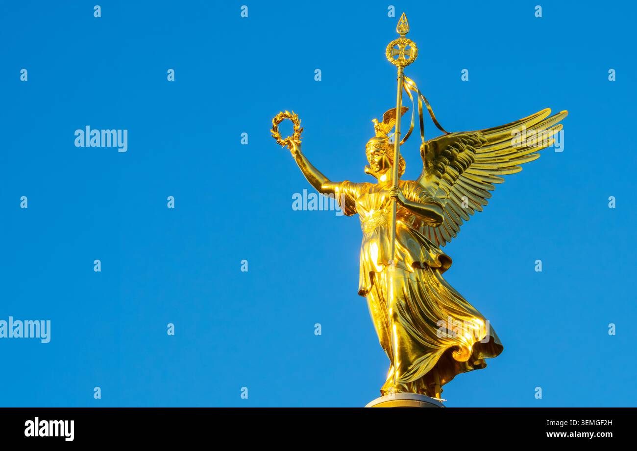 Golden Victoria au sommet de Berlin Victory Column avec ailes, couronne de laurier, couronne et bâton de victoire, Berlin, Allemagne, 1873. Banque D'Images