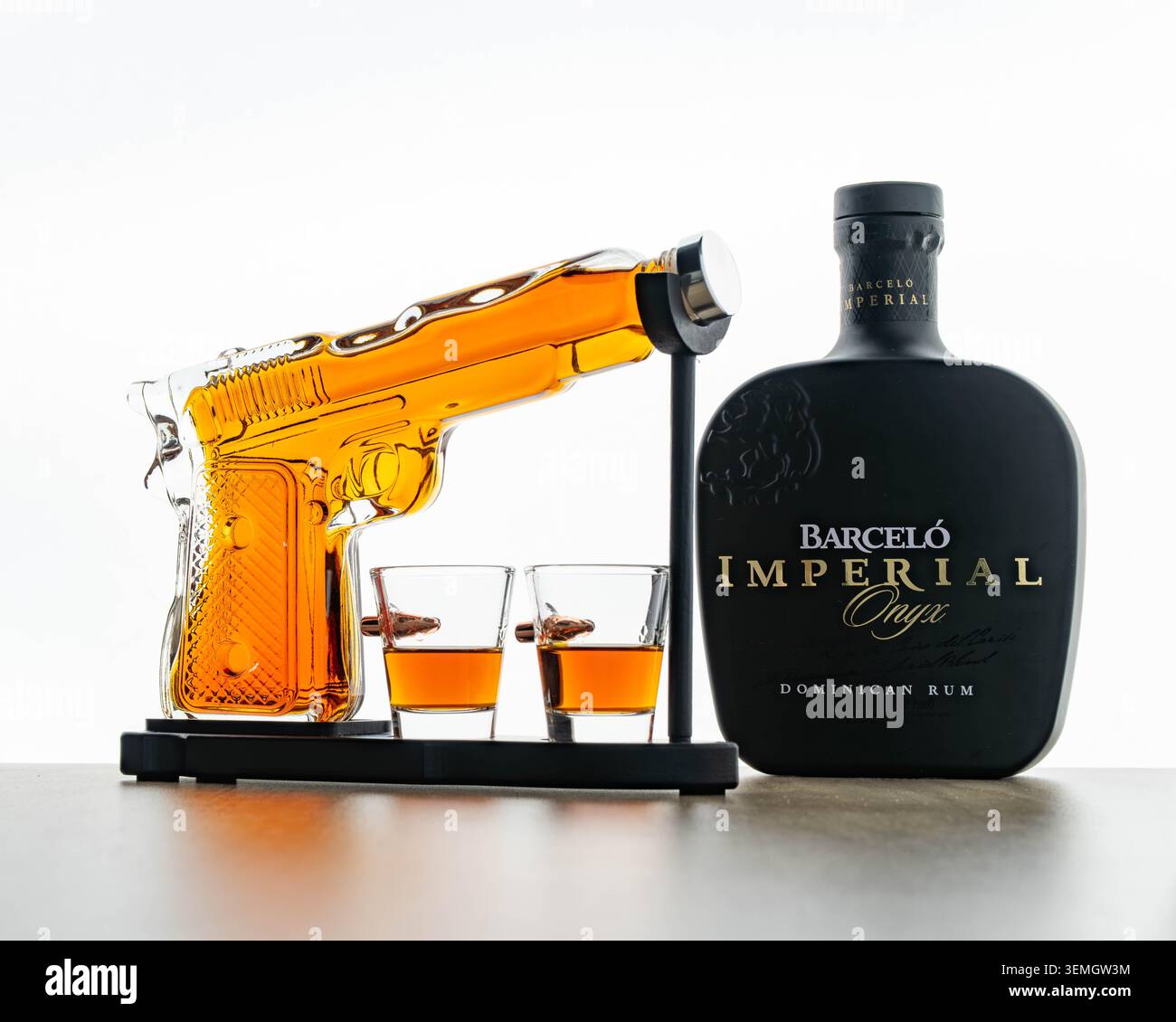 Barcelo Imperial bouteille de rhum avec carafe en verre en forme de pistolet et verres à dose sur fond blanc, liqueur de marque et concept éditorial d'alcool aujourd'hui Banque D'Images