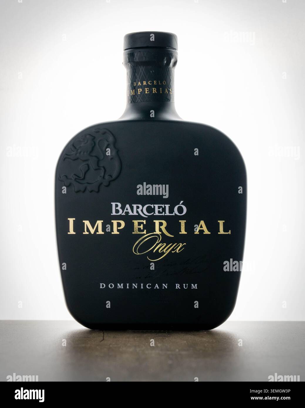 Barcelo Imperial bouteille de rhum dominicaine sur fond blanc, produit de liqueur de marque, alcool des Caraïbes, esprit premium et concept de boisson éditoriale US Banque D'Images