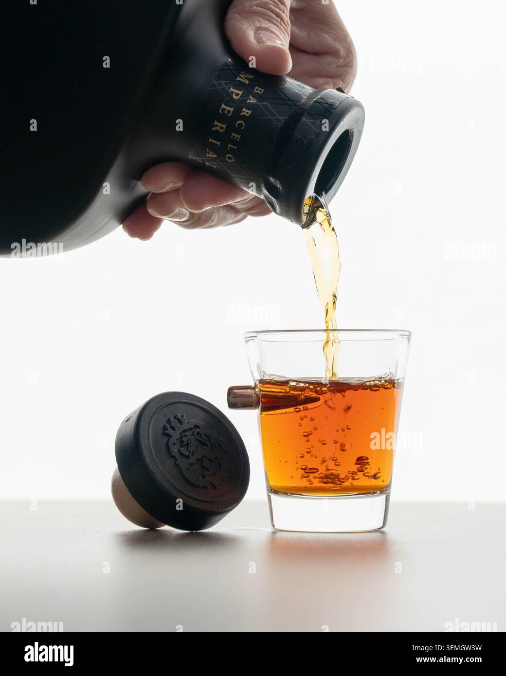 Barcelo Imperial rhum étant versé dans le verre sur fond blanc, liqueur de marque des Caraïbes, dégustation d'alcool et concept de boisson éditoriale aujourd'hui US Banque D'Images