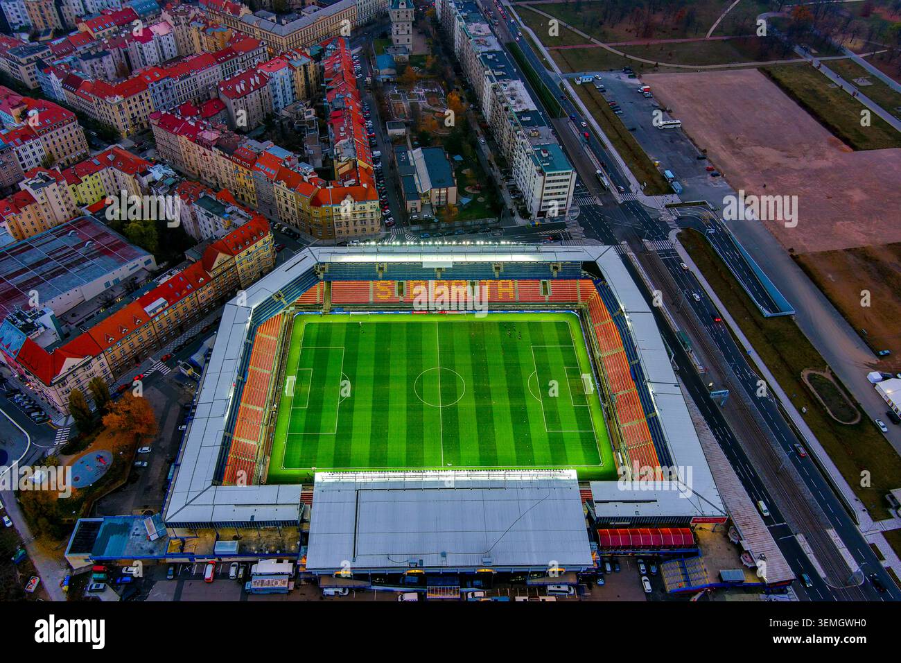 Vue aérienne nocturne du stade AC Sparta Prague, terrain éclairé et lumières de la ville, Letna, Prague, République tchèque Banque D'Images