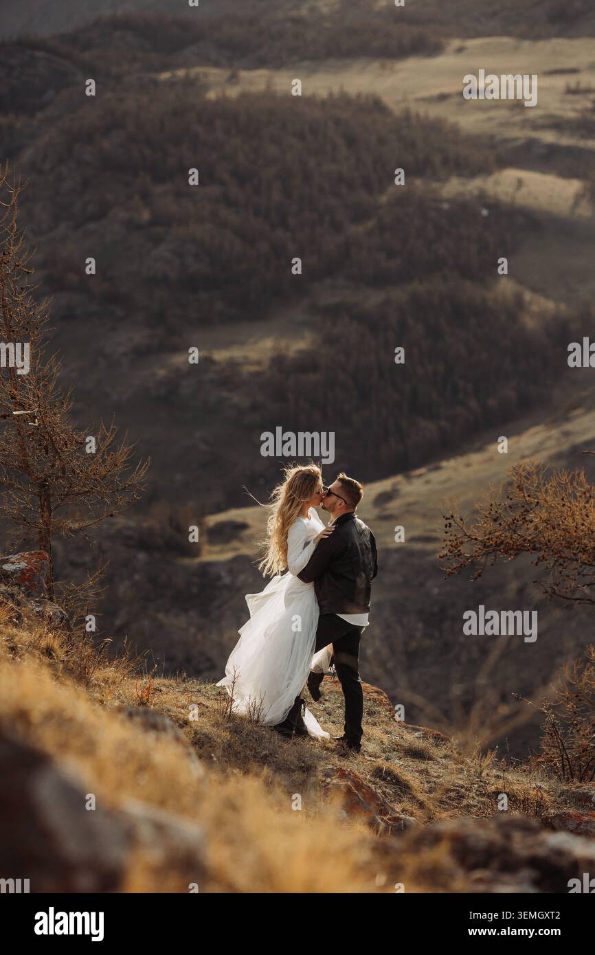 embrasser sur la falaise de montagne pendant le mariage de destination Banque D'Images