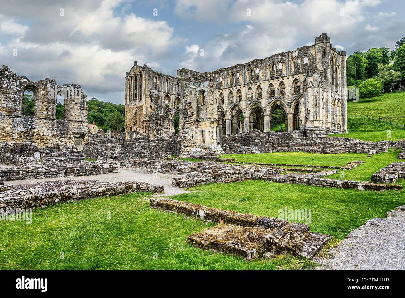 Ce sont les ruines du monastère cistercien du 11-12ème siècle de l'abbaye de Rievaulx dans le village de Rievaulx dans le Yorkshire du Nord Banque D'Images