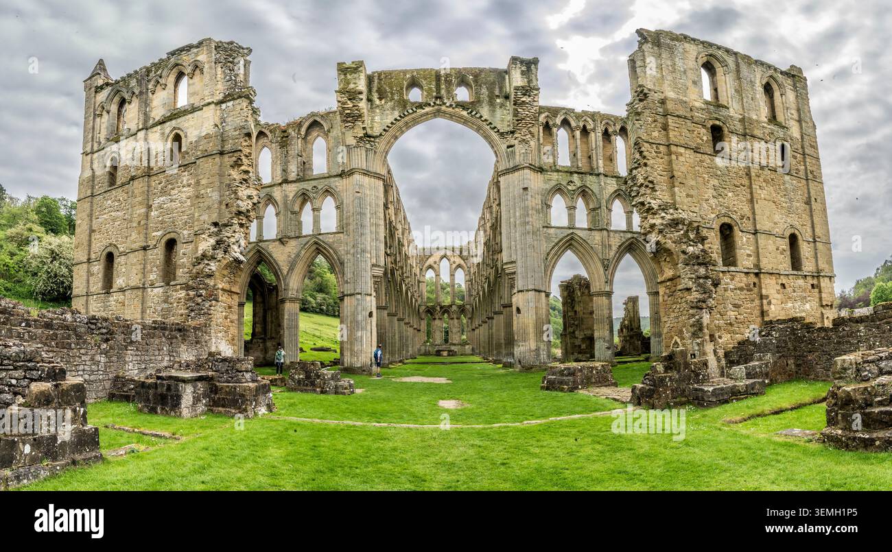 Ce sont les ruines du monastère cistercien du 11-12ème siècle de l'abbaye de Rievaulx dans le village de Rievaulx dans le Yorkshire du Nord Banque D'Images