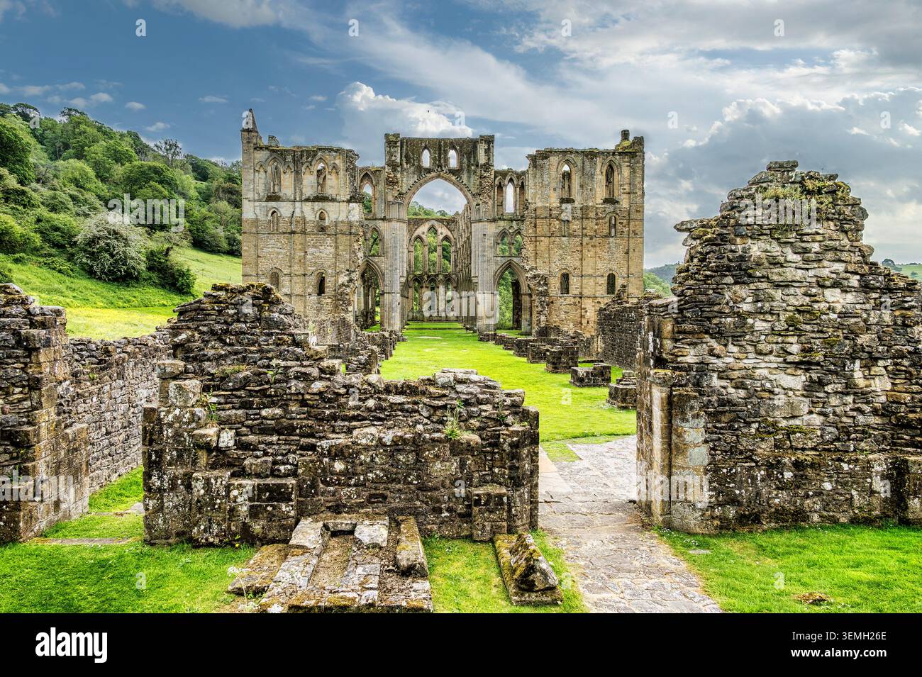 Ce sont les ruines du monastère cistercien du 11-12ème siècle de l'abbaye de Rievaulx dans le village de Rievaulx dans le Yorkshire du Nord Banque D'Images
