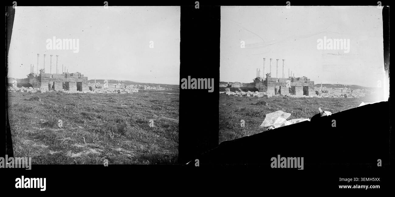 Une demeure en ruine se dresse à Tunis dans une photographie de 1890 par Olivier Bourbeau. La photographie montre une structure résidentielle endommagée en Tunisie et documente une partie de l'environnement bâti visible à Tunis à la fin du XIXe siècle. Banque D'Images