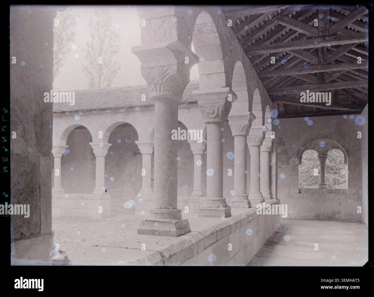 Marcel Maillard a photographié la galerie sud du cloître du Château des Mesnuls, anciennement Saint-Genis des Fontaines, aux Mesnuls, Yvelines, France, en 1948, documenter les galeries monastiques et la disposition architecturale. Banque D'Images