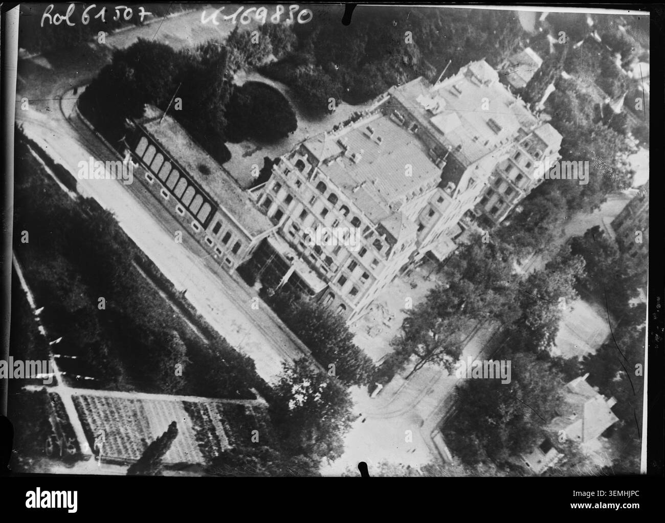 Le Palais de la Ligue des Nations à Genève est photographié en 1920, montrant son agencement architectural et ses environs depuis une perspective surélevée. Banque D'Images